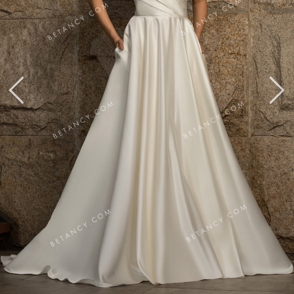 Simple Yet Chic Luster Satin Bridal Gown with Pockets - Picture 7 of 8